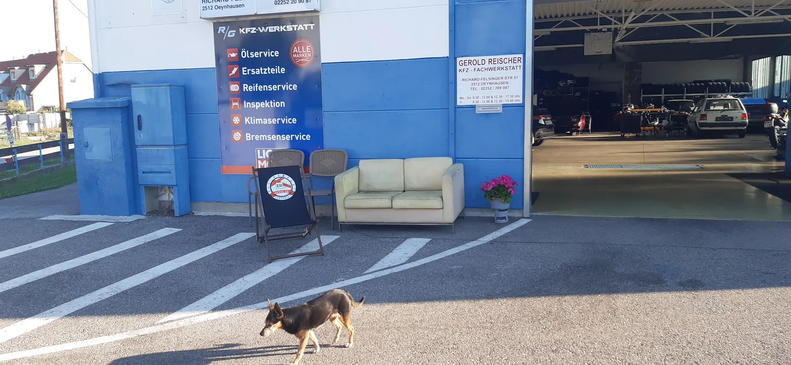 Eingang der R/G KFZ-Werkstatt mit der Leistungstafel