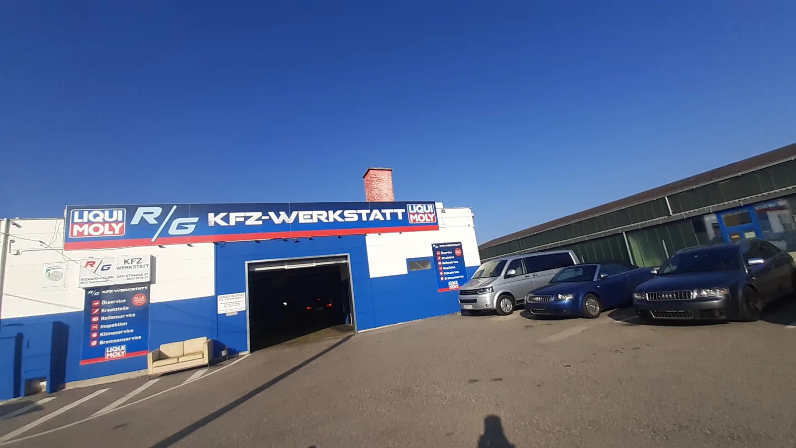 Außenansicht der blau weißen R/G KFZ-Werkstatt