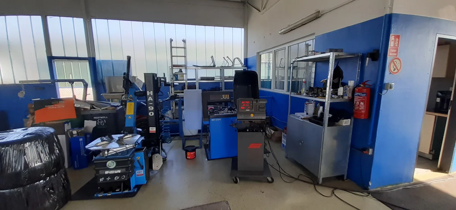 Reifenmontiermaschine und Wuchtmaschine in der Werkstatt