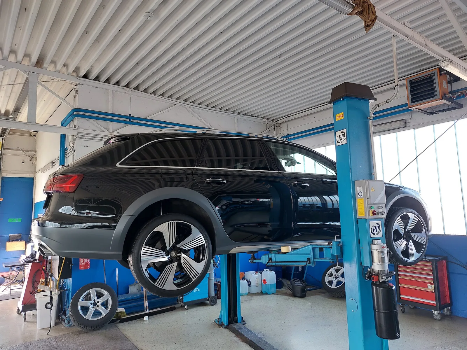Fahrzeug auf einer Hebebühne in der Werkstatt